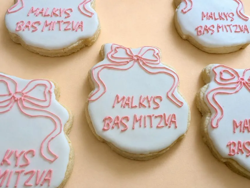 Pink bow Bas Mitzva cookies