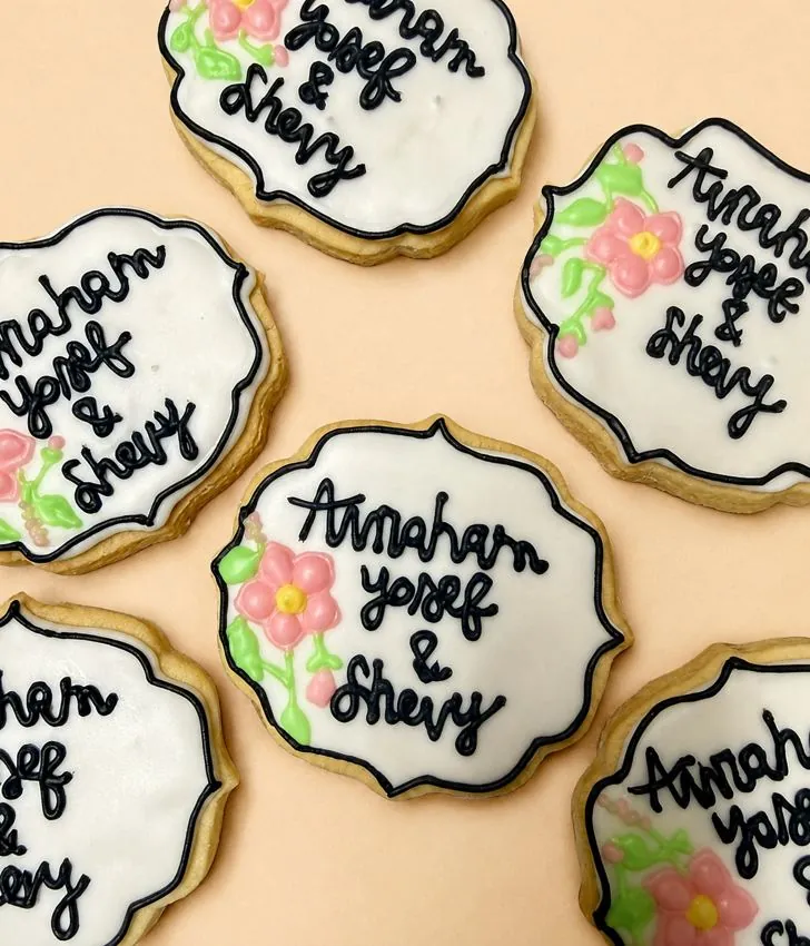 Vort cookies with couple's names and flowers